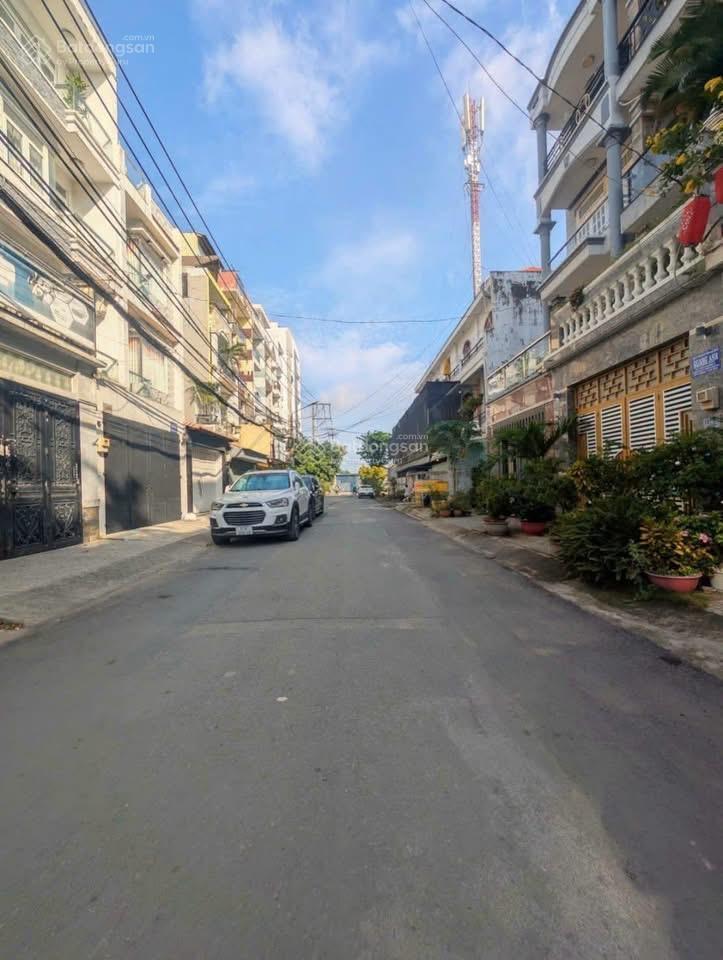 Nhà phố ngang rộng 6m x19m  4 tầng  2 mặt tiền đường 8m thông  đường bờ sông tham lương bến cát