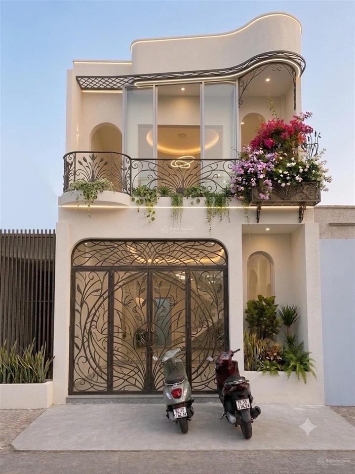 Nhà mới full nội thất dt 81m2 ngang rộng 5m x16  có 4 phòng ngủ  có phòng ngủ trệt  giá 6,79 tỷ!