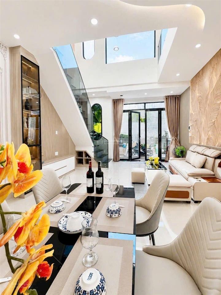 Nhà mới full nội thất dt 81m2 ngang rộng 5m x16  có 4 phòng ngủ  có phòng ngủ trệt  giá 6,79 tỷ!
