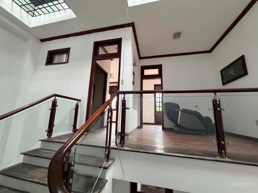 Chuyển nhượng biệt thự một đời chủ  p7 gò vấp 7x15m, 1 hầm 4 lầu, đường trước nhà 8m.