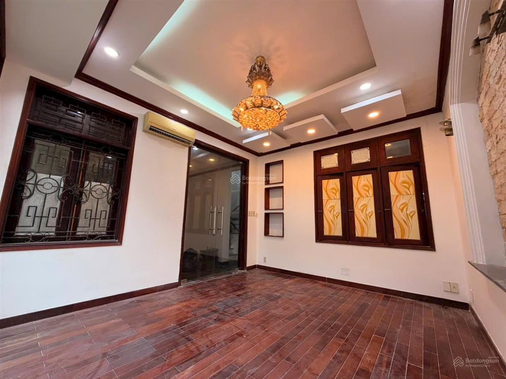 Chuyển nhượng biệt thự một đời chủ  p7 gò vấp 7x15m, 1 hầm 4 lầu, đường trước nhà 8m.