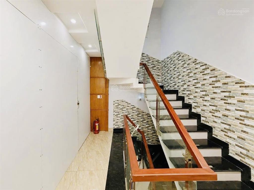 Nhà hẻm 5m thông xe hơi  dt 4m x 20m  3 tầng  4pn  chỉ hơn 9 tỷ còn tl!