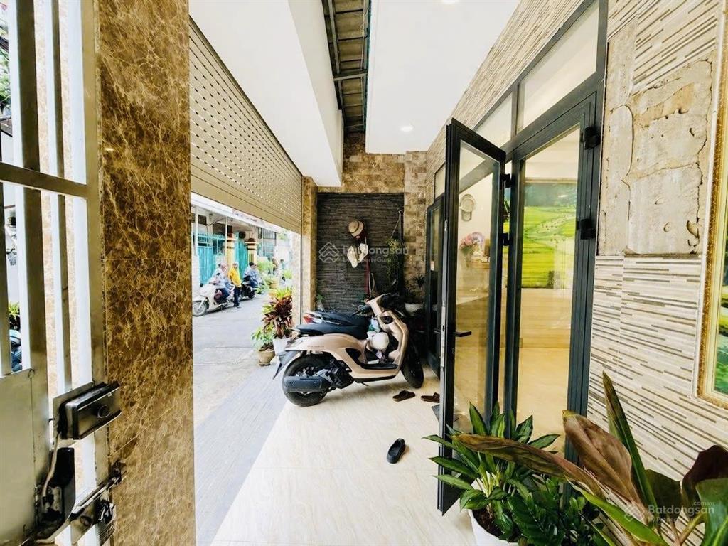 Nhà hẻm 5m thông xe hơi  dt 4m x 20m  3 tầng  4pn  chỉ hơn 9 tỷ còn tl!