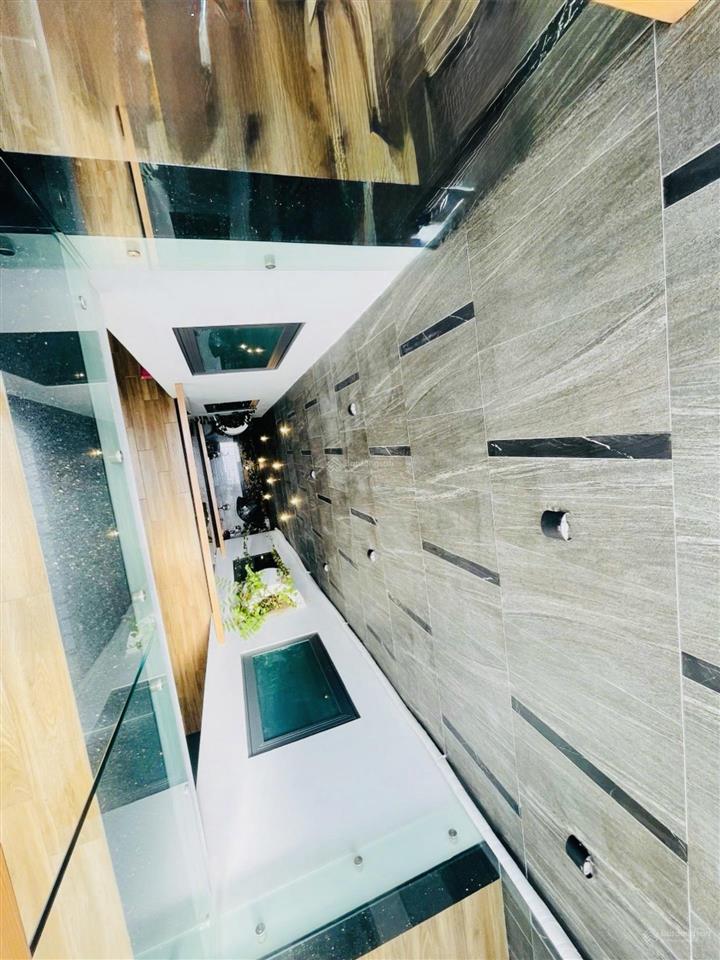 Nhà hẻm 5m thông xe hơi  dt 4m x 20m  3 tầng  4pn  chỉ hơn 9 tỷ còn tl!