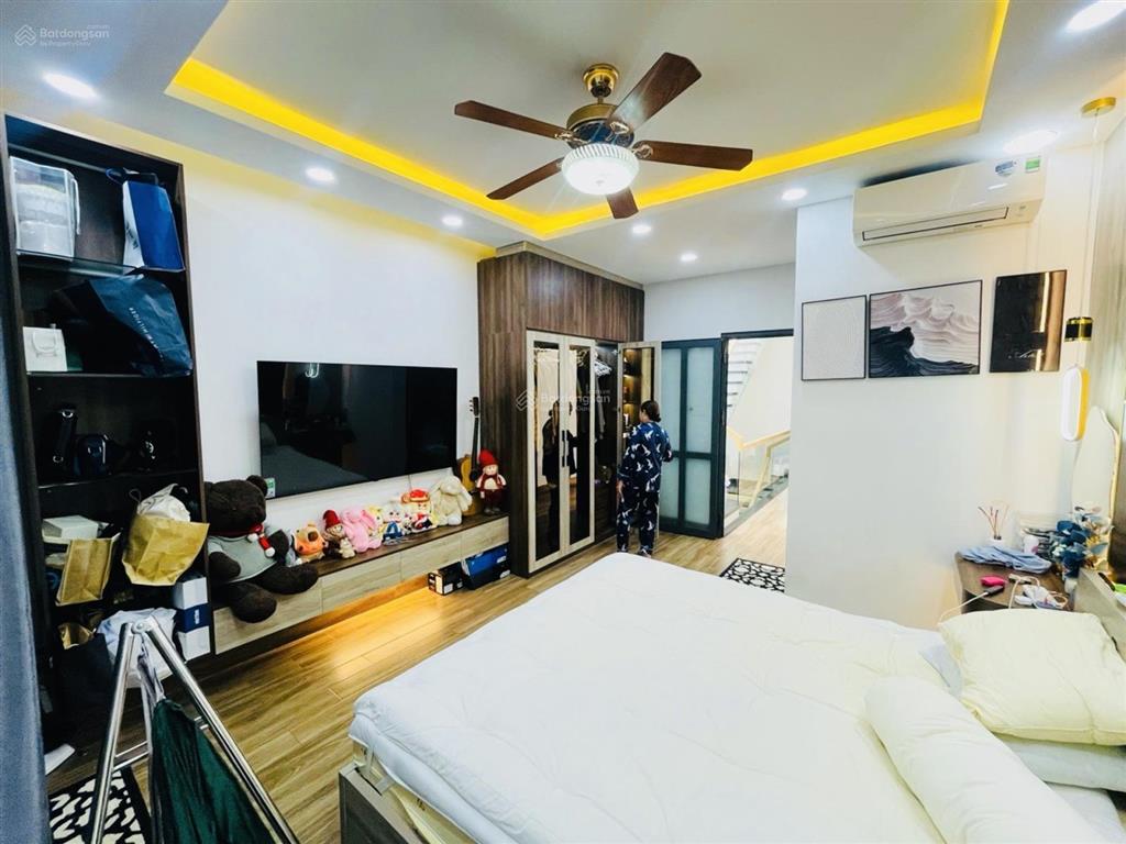 Nhà hẻm 5m thông xe hơi  dt 4m x 20m  3 tầng  4pn  chỉ hơn 9 tỷ còn tl!