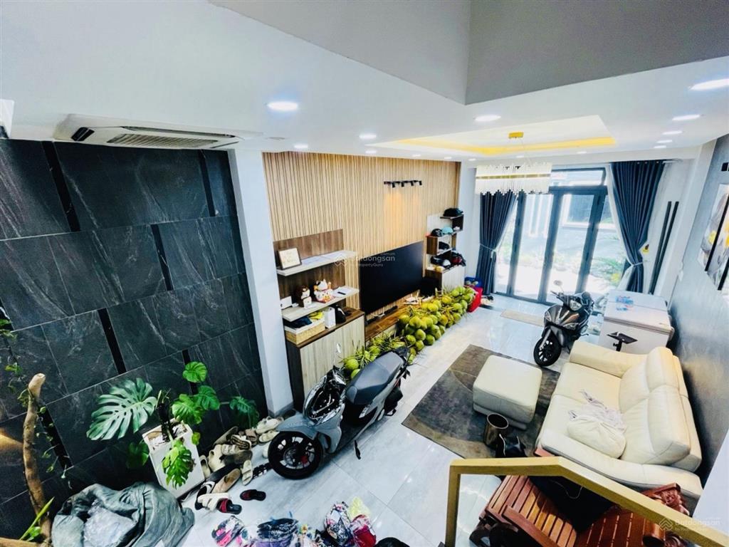 Nhà hẻm 5m thông xe hơi  dt 4m x 20m  3 tầng  4pn  chỉ hơn 9 tỷ còn tl!