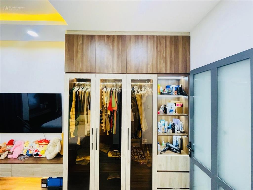 Nhà hẻm 5m thông xe hơi  dt 4m x 20m  3 tầng  4pn  chỉ hơn 9 tỷ còn tl!