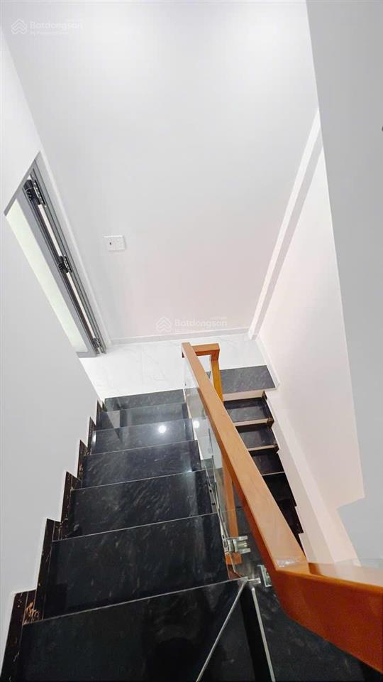 Nhà mới 4 tầng  trung tâm quận 4  khu ẩm thực 20 thước  chỉ 5.5 tỷ