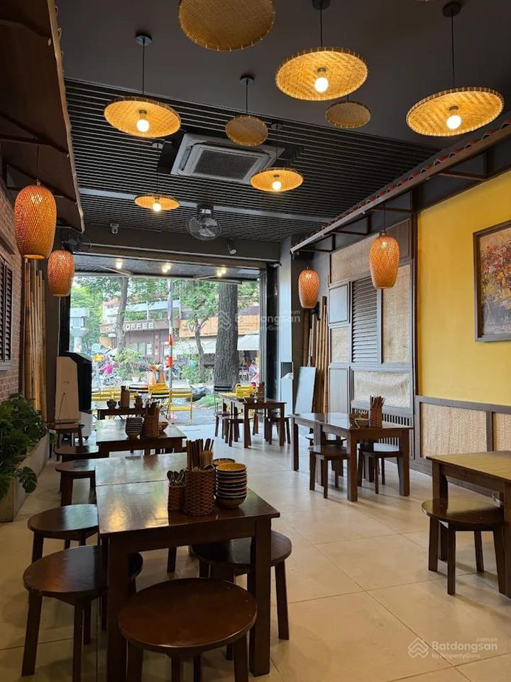 Góc 2 mặt tiền trục đường chính trung tâm quận 1  diện tích sử dụng lên tới 300m2