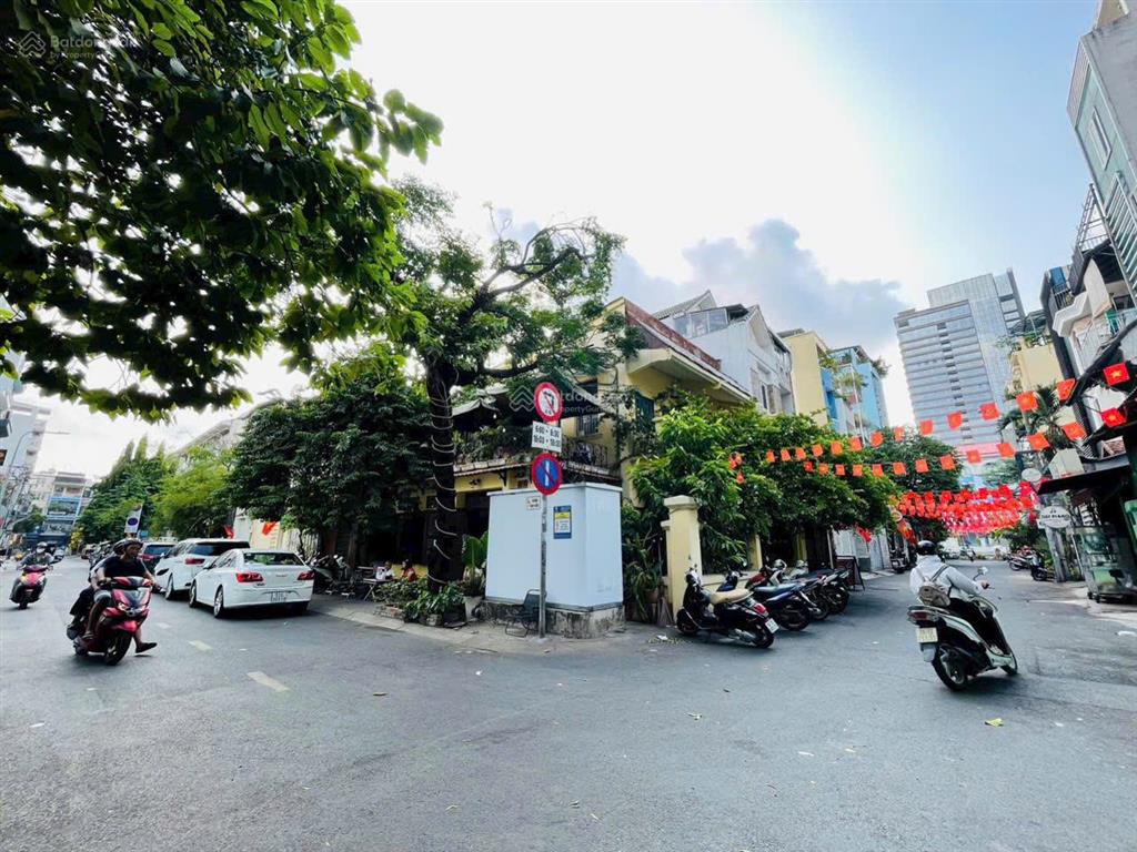 Góc 2 mặt tiền trục đường chính trung tâm quận 1  diện tích sử dụng lên tới 300m2