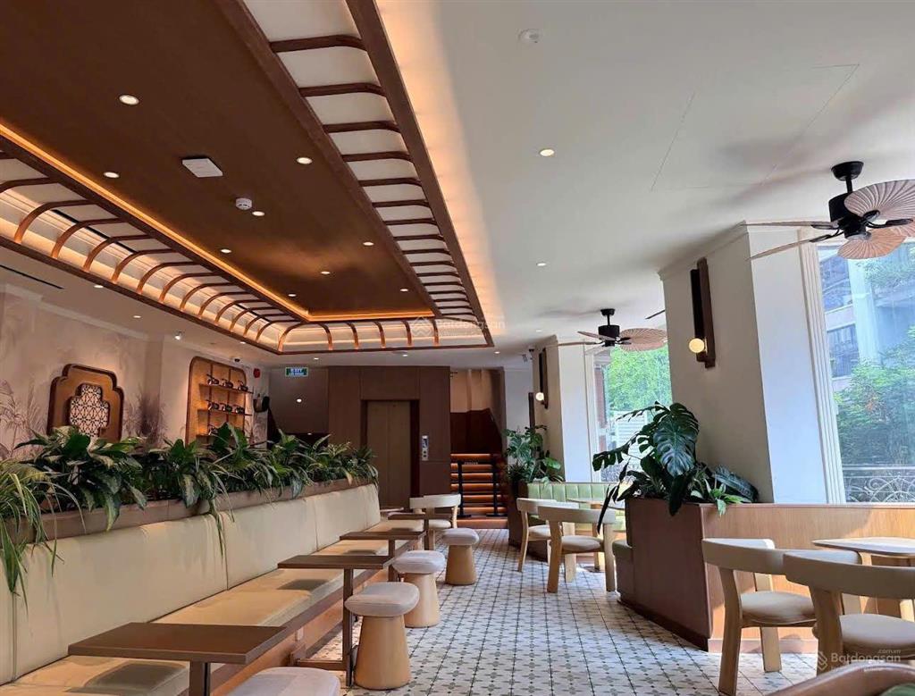 Cho thuê mặt bằng góc 2 mặt tiền ngay trung tâm quận 1