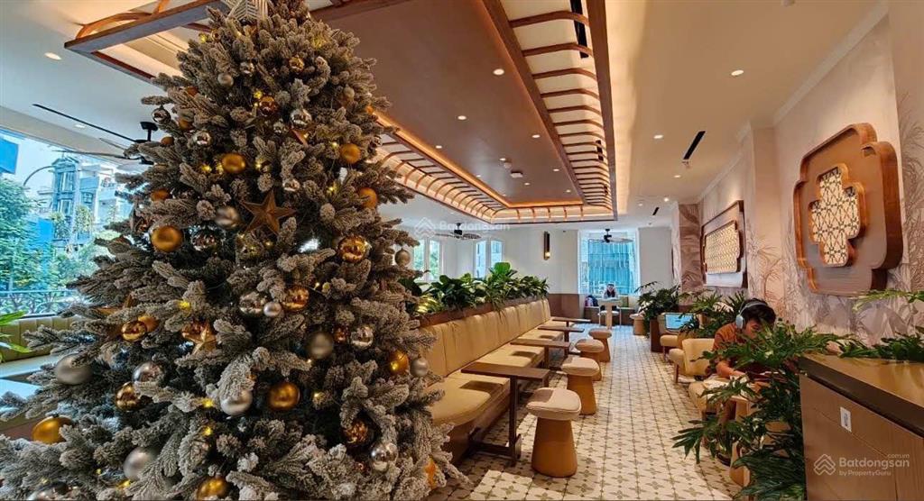 Cho thuê mặt bằng góc 2 mặt tiền ngay trung tâm quận 1