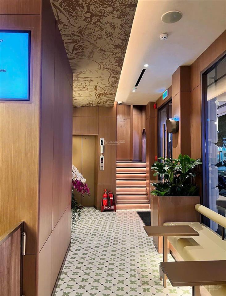 Cho thuê mặt bằng góc 2 mặt tiền ngay trung tâm quận 1
