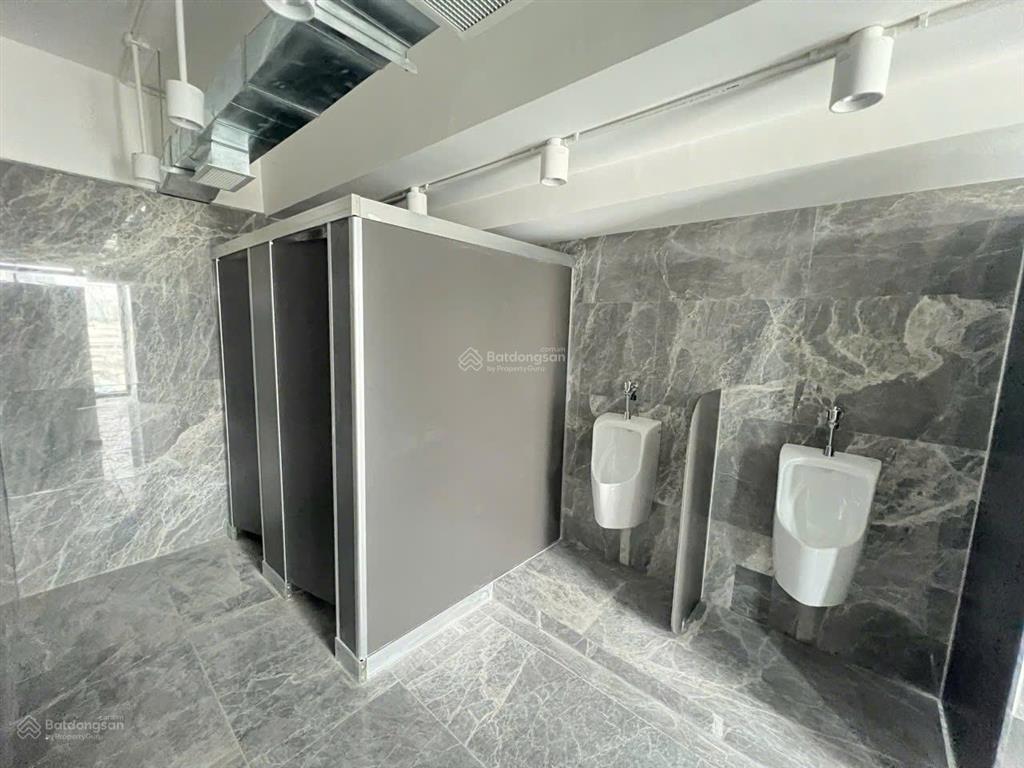 Cho thuê văn phòng cao cấp quận 3 diện tích 200m2 lầu 9 chỉ 110 triệu/tháng đã bao gồm pql