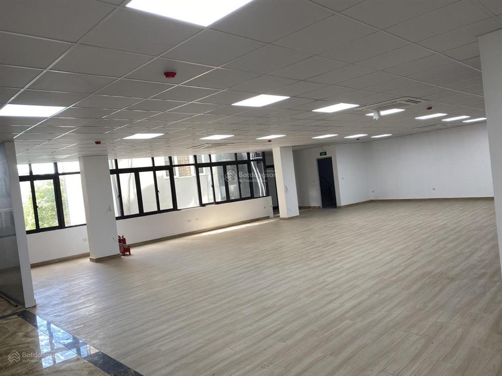 Cho thuê văn phòng hạng c hoàng cầu, dt 20m2, giá 4tr. có hóa đơn vat