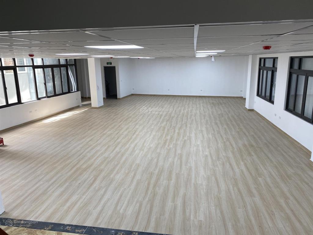 Cho thuê văn phòng hạng c hoàng cầu, dt 20m2, giá 4tr. có hóa đơn vat