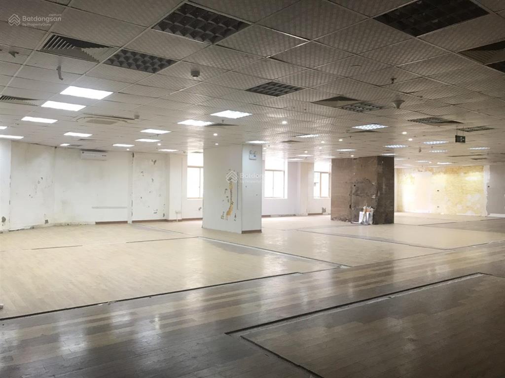 Cho thuê mặt bằng mp nguyễn chí thanh, dt 1980m2, mt 30m, gồm 2 tầng. 0984 072 ***