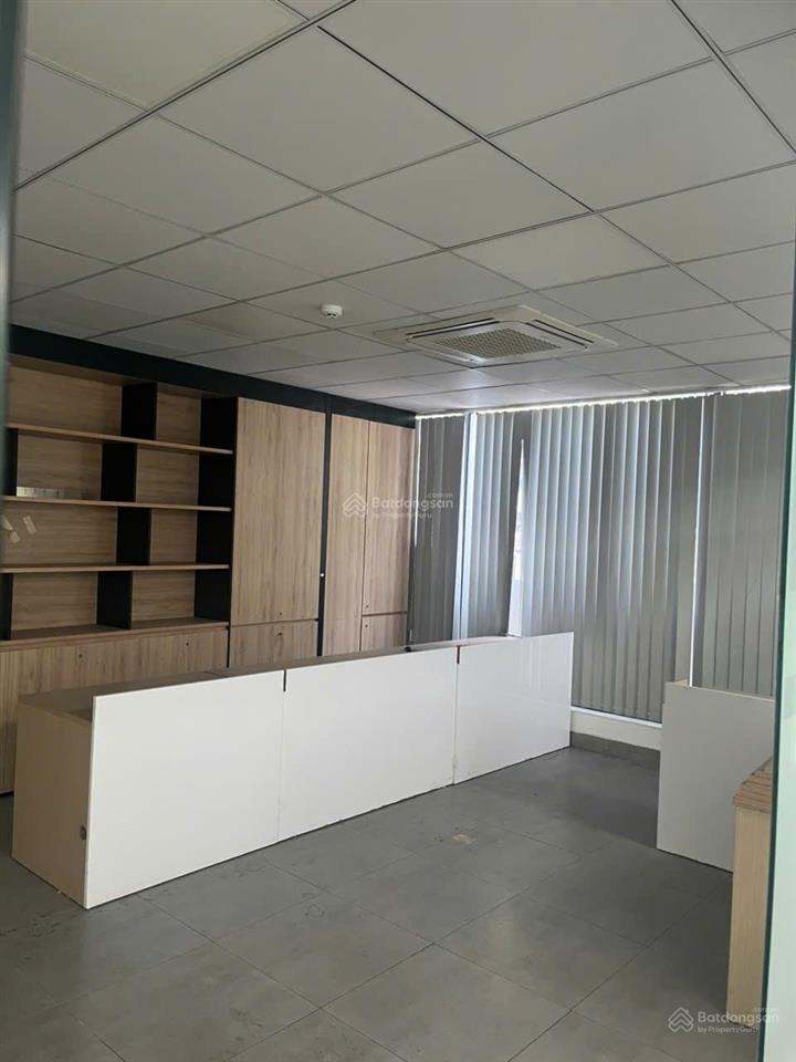 Cho thuê văn phòng phố đội cấn, dt 280m2net, giá 50tr/tháng, gần lăng bác. có hầm để xe, thang máy