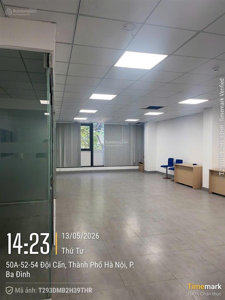 Cho thuê văn phòng phố đội cấn, dt 280m2net, giá 50tr/tháng, gần lăng bác. có hầm để xe, thang máy