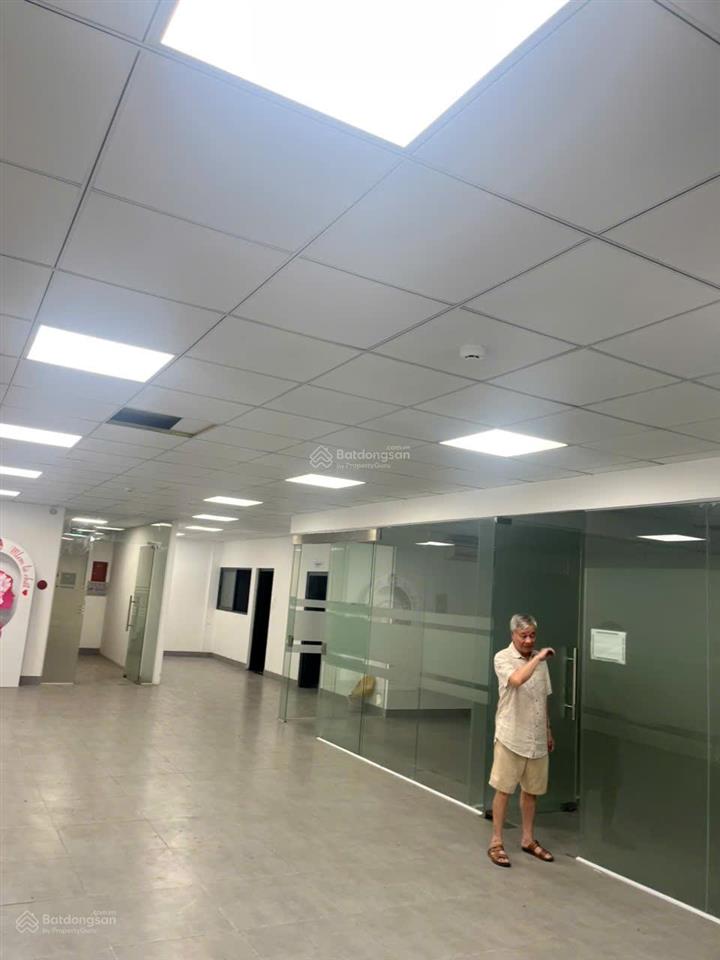 Cho thuê văn phòng phố đội cấn, dt 280m2net, giá 50tr/tháng, gần lăng bác. có hầm để xe, thang máy