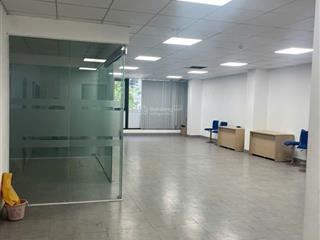 Cho thuê văn phòng phố đội cấn, dt 280m2net, giá 50tr/tháng, gần lăng bác. có hầm để xe, thang máy