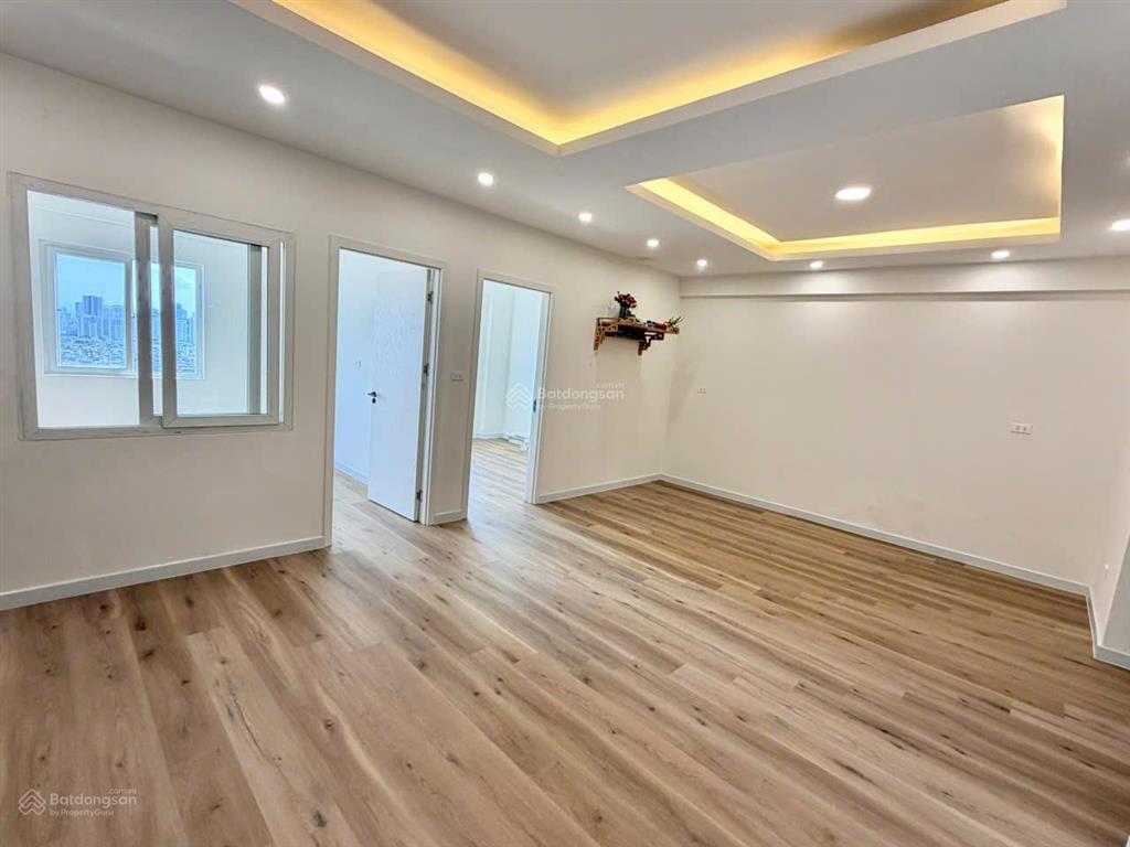 Cho thuê căn hộ 102 thái thịnh, dt 68m2, 2pn, giá 5.75 tỷ. bc tây nam. sổ đỏ lâu dài