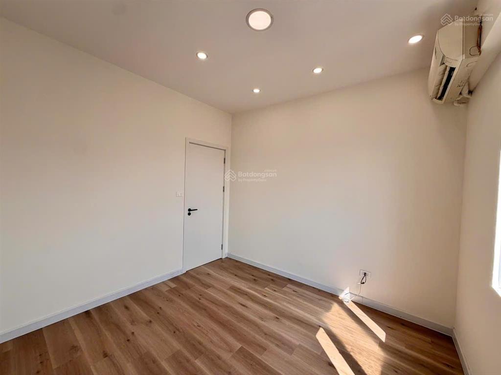 Cho thuê căn hộ 102 thái thịnh, dt 68m2, 2pn, giá 5.75 tỷ. bc tây nam. sổ đỏ lâu dài