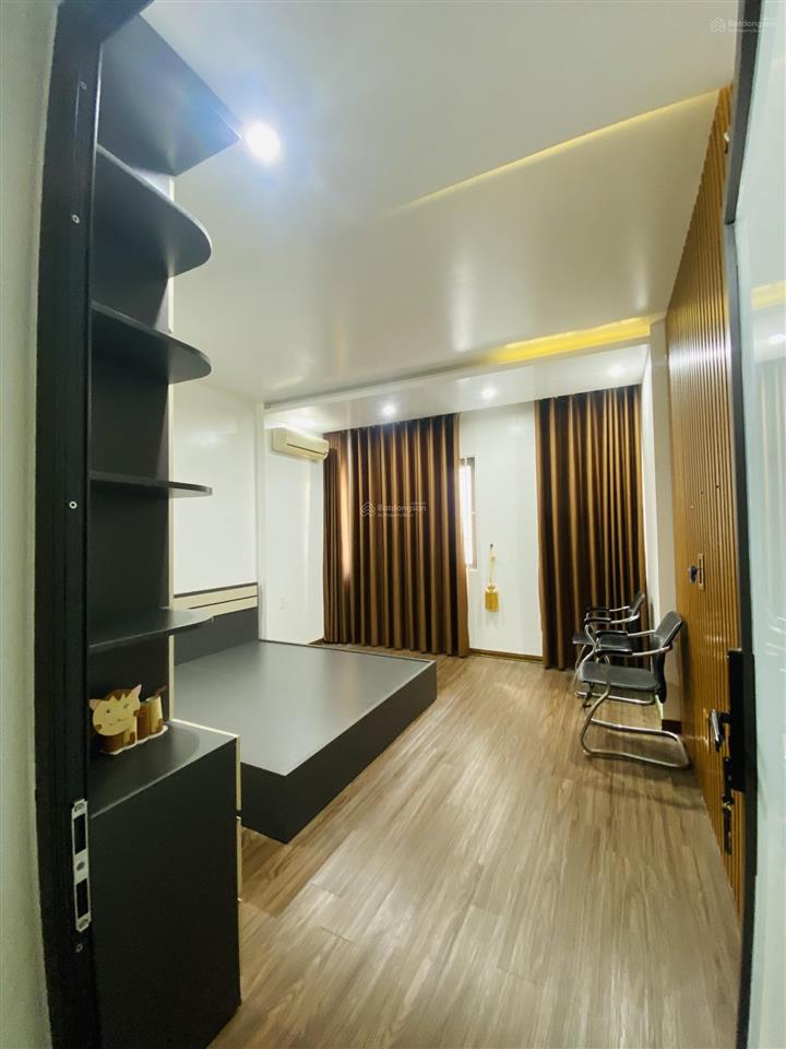 Nhà dân xây độc lập đằng hải ngay sát lê hồng phong, đường to phân lô ô tô đỗ cửa tránh nhau