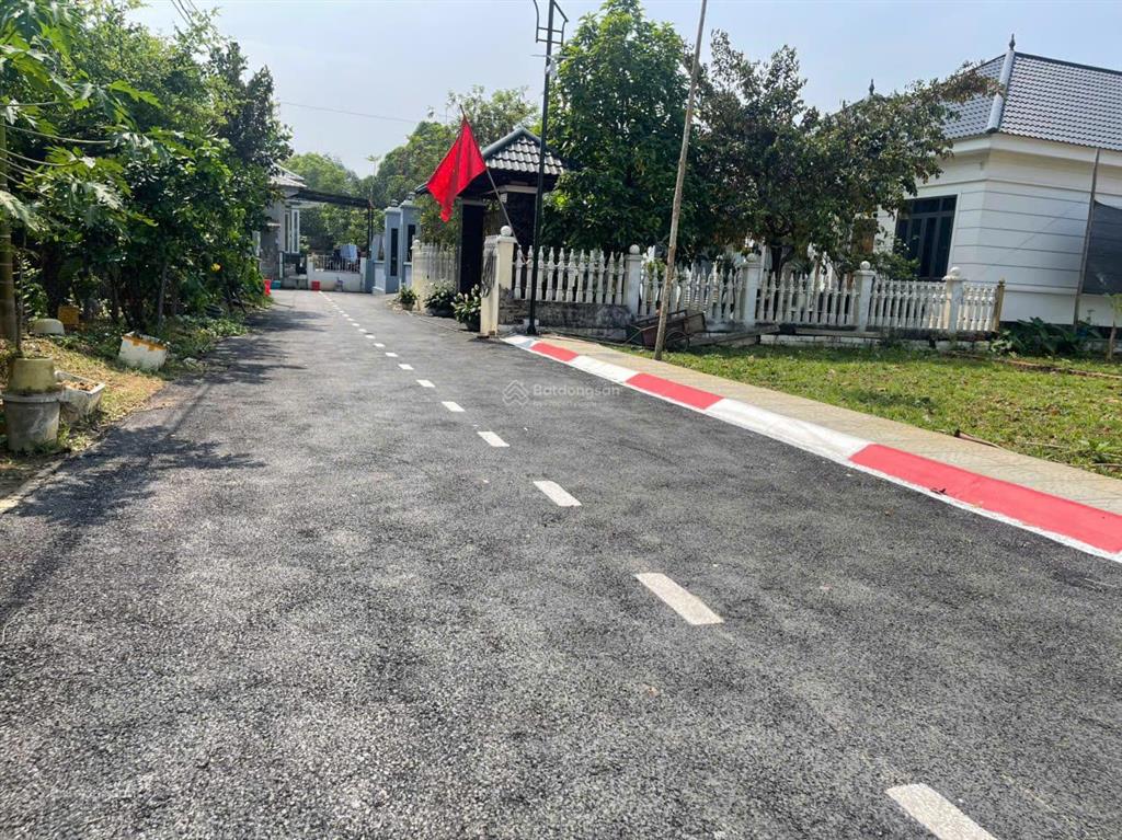100m full thổ,sẵn sổ,mặt tiến 6m,đất vuông vắn.cách cnc hòa lạc 8p đi xe,sát ql 21a