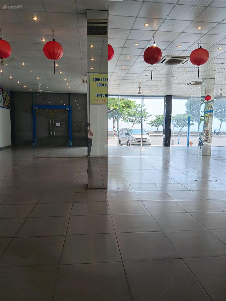 Cho thuê mặt bằng siêu rộng  mặt tiền kính thoáng  giá cực mềm  góc 2 mặt tiền nguyễn tất thành