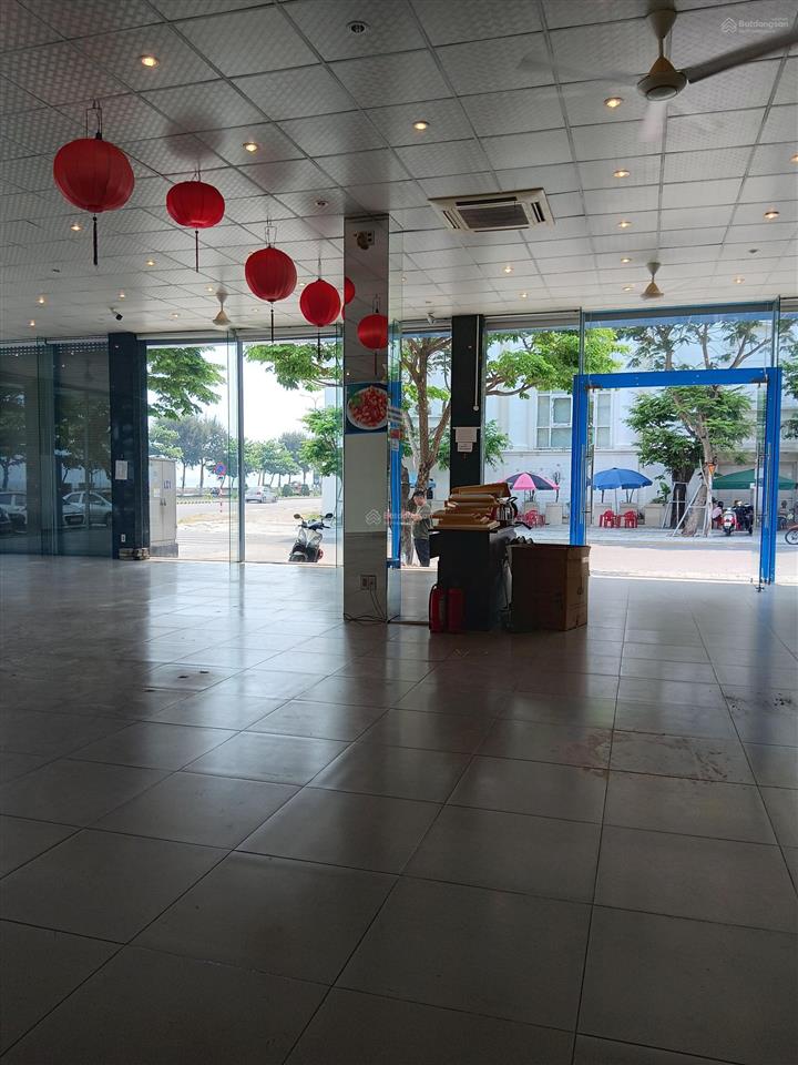 Cho thuê mặt bằng siêu rộng  mặt tiền kính thoáng  giá cực mềm  góc 2 mặt tiền nguyễn tất thành
