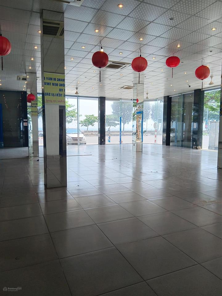 Cho thuê mặt bằng siêu rộng  mặt tiền kính thoáng  giá cực mềm  góc 2 mặt tiền nguyễn tất thành