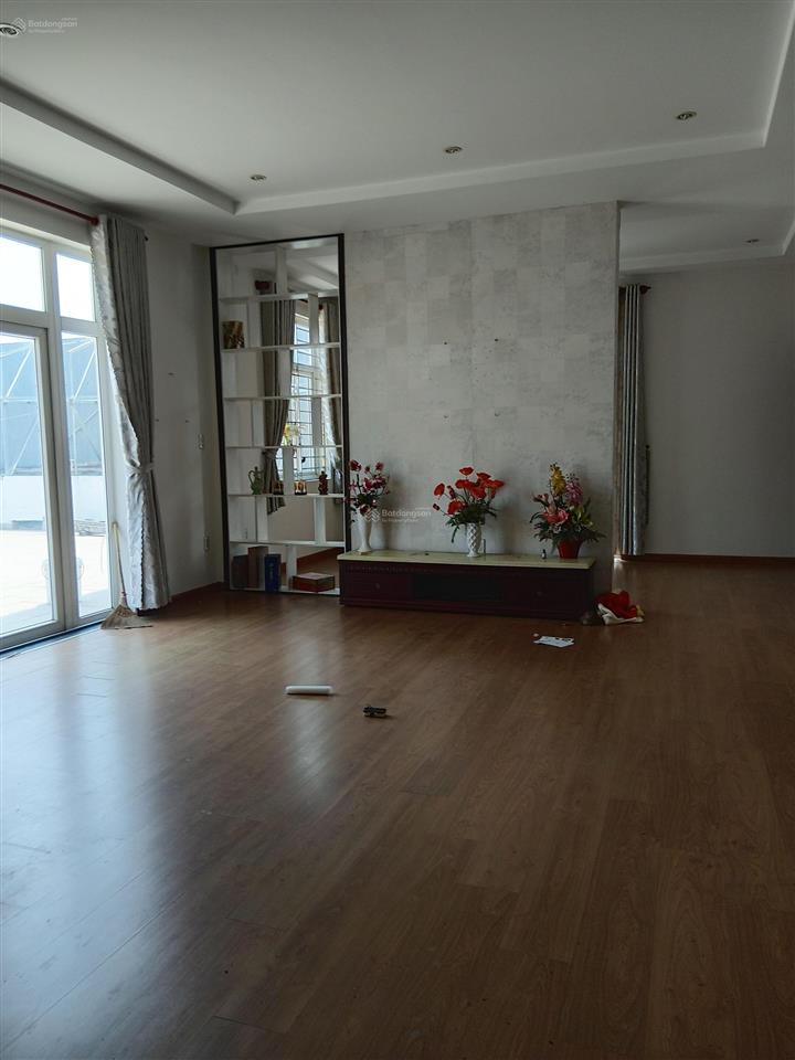 Cho thuê mặt bằng siêu rộng  mặt tiền kính thoáng  giá cực mềm  góc 2 mặt tiền nguyễn tất thành