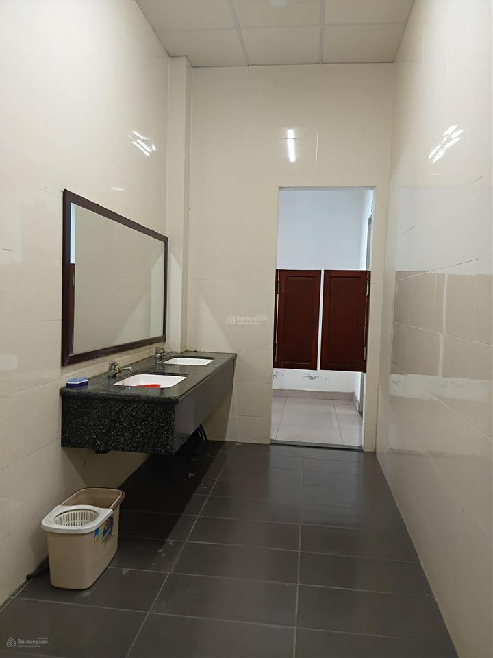 Cho thuê mặt bằng siêu rộng  mặt tiền kính thoáng  giá cực mềm  góc 2 mặt tiền nguyễn tất thành