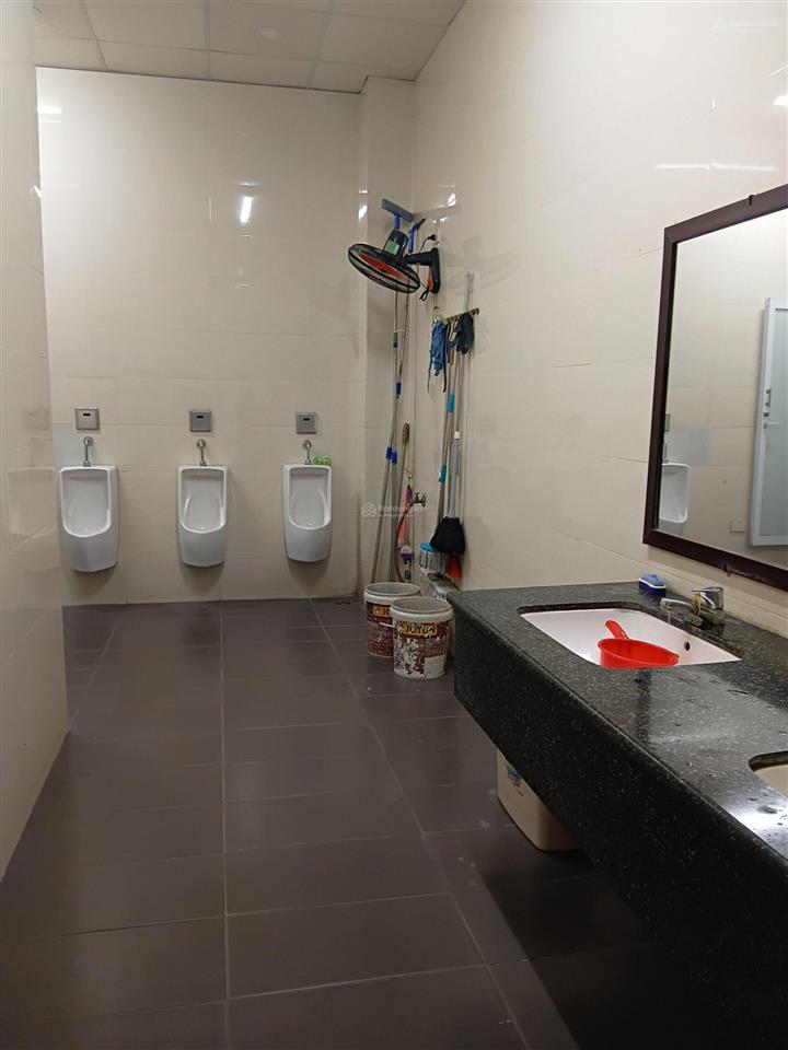 Cho thuê mặt bằng siêu rộng  mặt tiền kính thoáng  giá cực mềm  góc 2 mặt tiền nguyễn tất thành