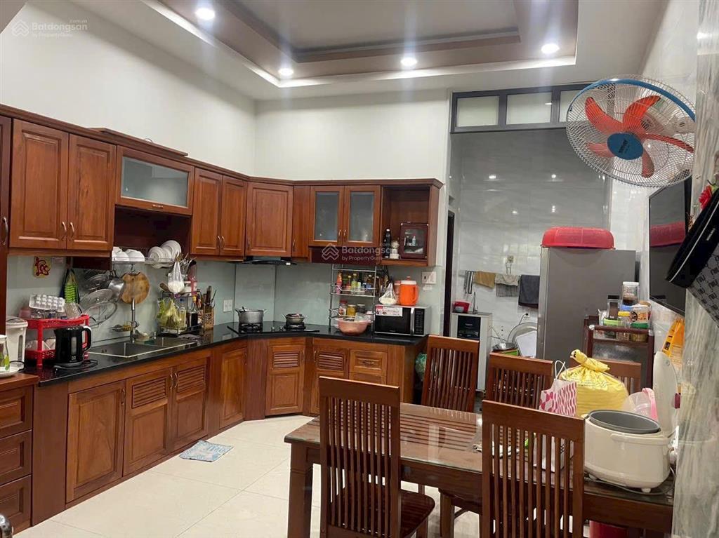 Bán gấp nhà khu vip tân sơn nhì, đường 10m, 64m2, 4*17m, 4 tầng giá chỉ nhỉnh 10 tỷ