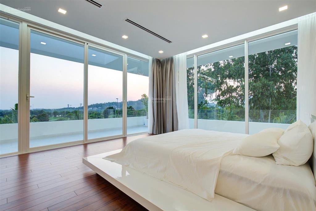 Bán biệt thự trong sân golf tam đảo, diện tích 1800m2 4 tầng, 1pn 1wc, có bể bơi, sân pick, full đồ