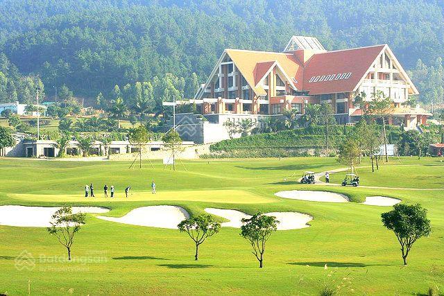 Bán biệt thự trong sân golf tam đảo, diện tích 1800m2 4 tầng, 1pn 1wc, có bể bơi, sân pick, full đồ