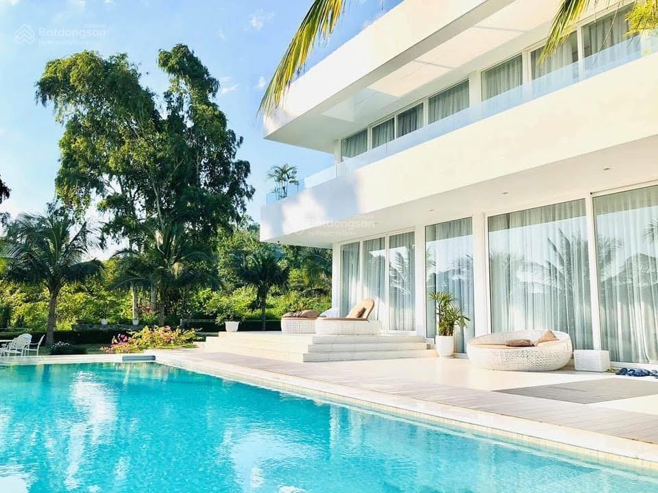 Bán biệt thự trong sân golf tam đảo, diện tích 1800m2 4 tầng, 1pn 1wc, có bể bơi, sân pick, full đồ