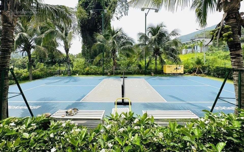 Bán biệt thự trong sân golf tam đảo, diện tích 1800m2 4 tầng, 1pn 1wc, có bể bơi, sân pick, full đồ