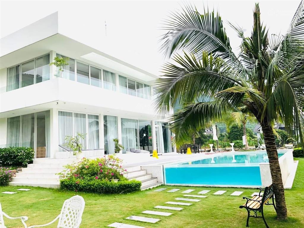 Bán biệt thự trong sân golf tam đảo, diện tích 1800m2 4 tầng, 1pn 1wc, có bể bơi, sân pick, full đồ
