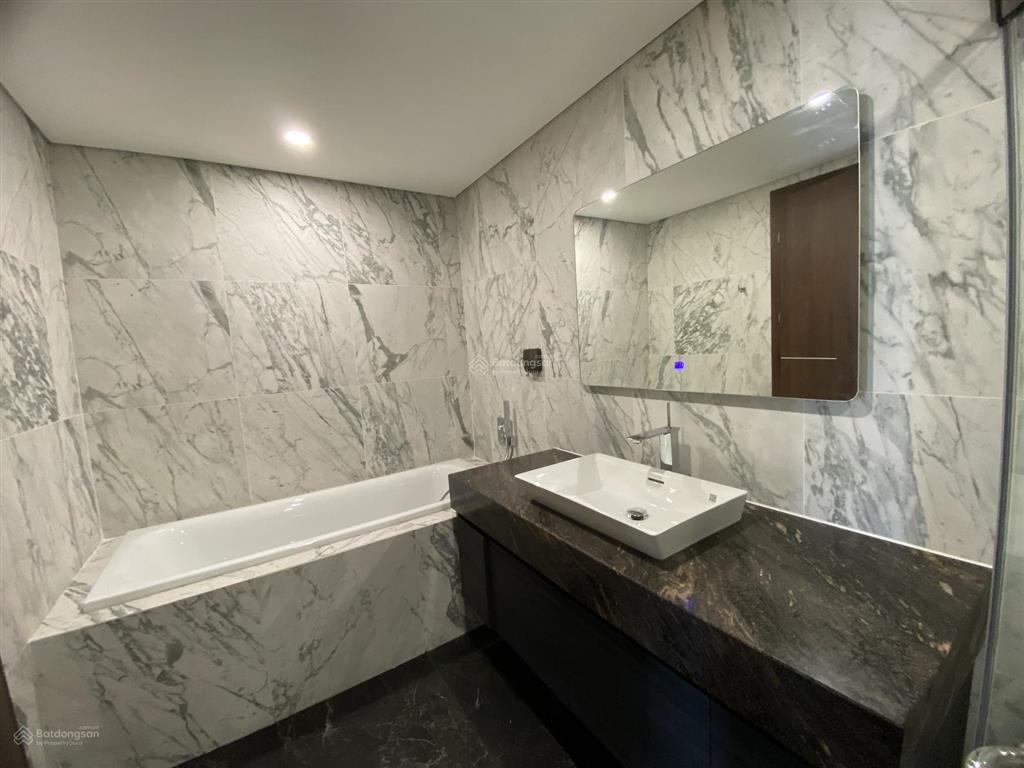 Bán cc tại sunshine golden river, dt 211m2, tk 4pn, 3wc, căn góc view thoáng, sân vườn rộng rãi