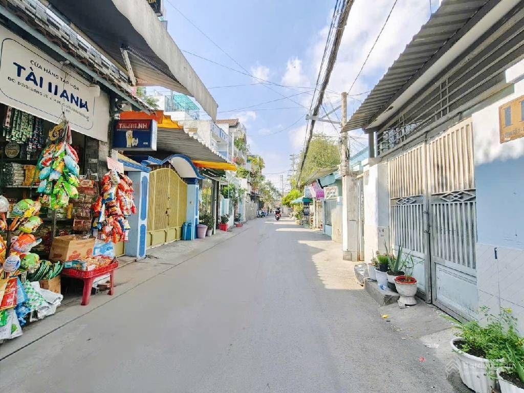 Mt đường số 2 gv  nhà đẹp ở ngay  3 tầng  hxh thông  5tỷ (tl)