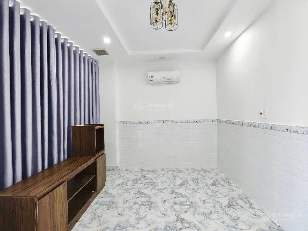 Mt đường số 2 gv  nhà đẹp ở ngay  3 tầng  hxh thông  5tỷ (tl)