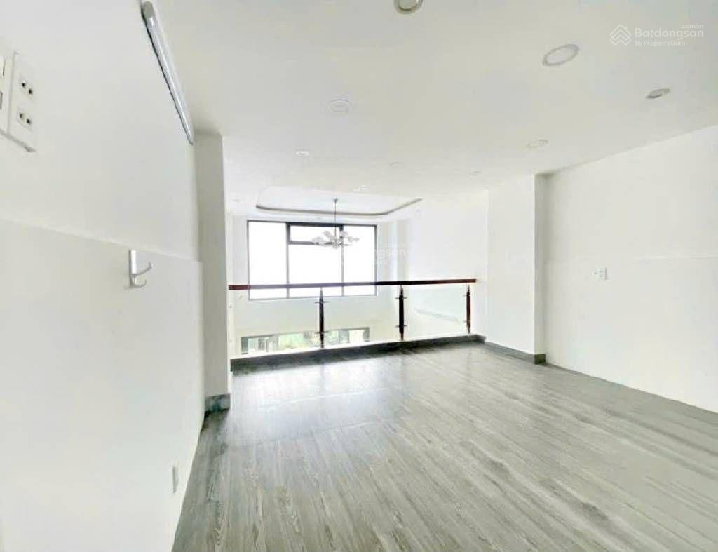 Mt đường số 2 gv  nhà đẹp ở ngay  3 tầng  hxh thông  5tỷ (tl)