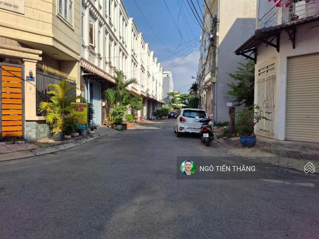 Bán nhà 3 tầng xe hơi ngủ trong nhà ngay vòng xoay phú hữu  quận 9