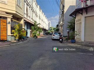 Bán nhà 3 tầng xe hơi ngủ trong nhà ngay vòng xoay phú hữu  quận 9