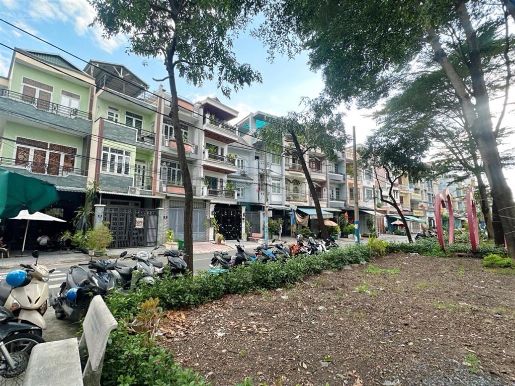 Bán nhà 4 tầng mặt tiền đường 8m  đối diện công viên  phước bình  quận 9