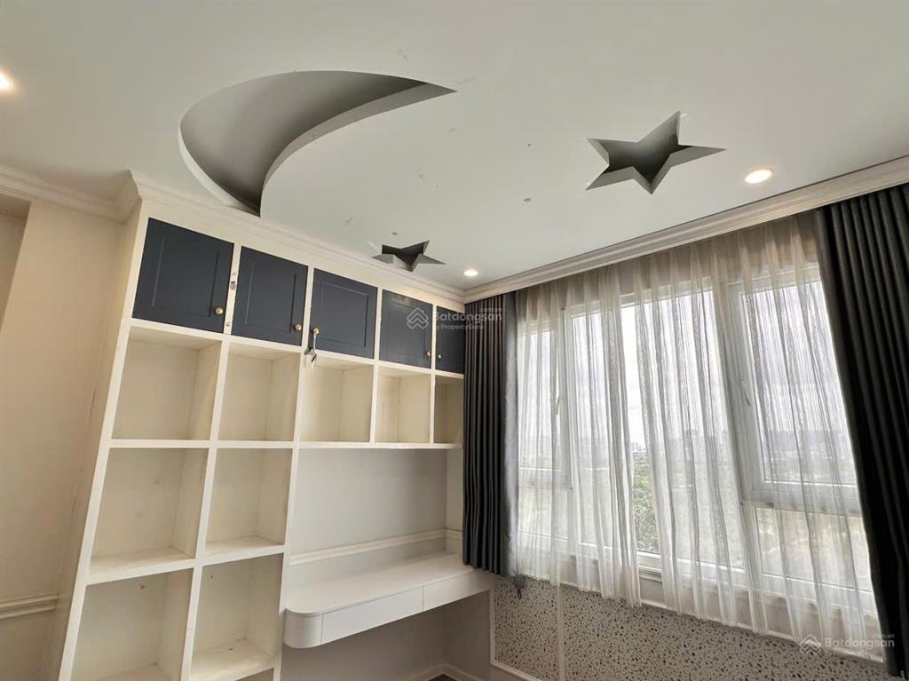 Bán căn 3 phòng ngủ có nội thất lầu cao gọi tú  0706 334 ***