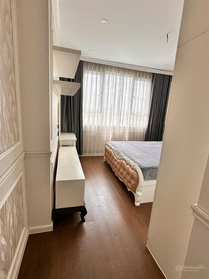 Bán căn 3 phòng ngủ có nội thất lầu cao gọi tú  0706 334 ***